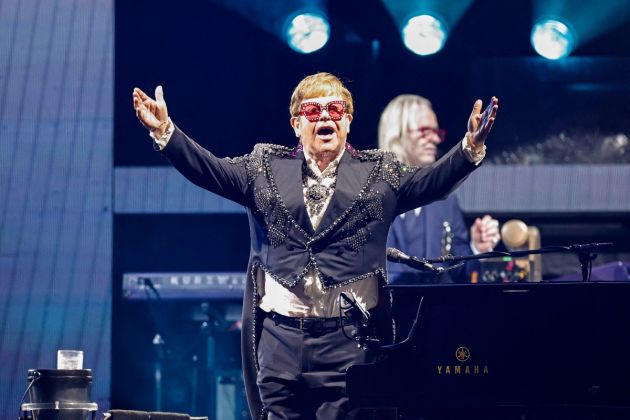 Elton John congratulates Manchester City