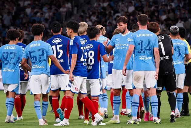 Ruben Dias shakes hands with Yokohama players