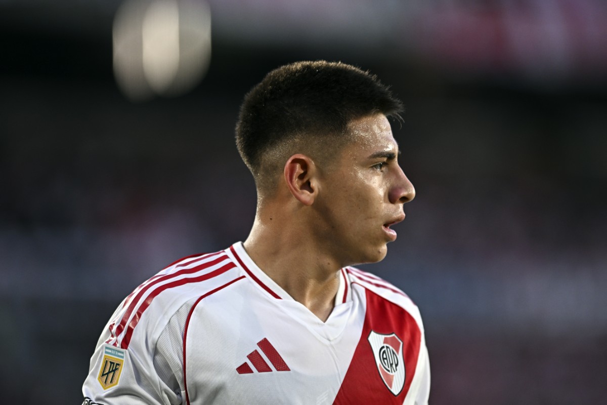 Claudio Echeverri arrives at Manchester City and now the work begins