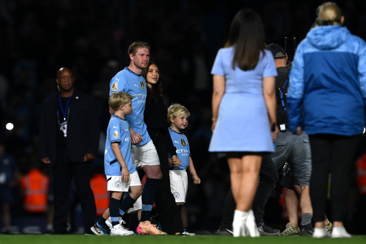 Kevin De Bruyne says goodbye to the Manchester City fans with his family.