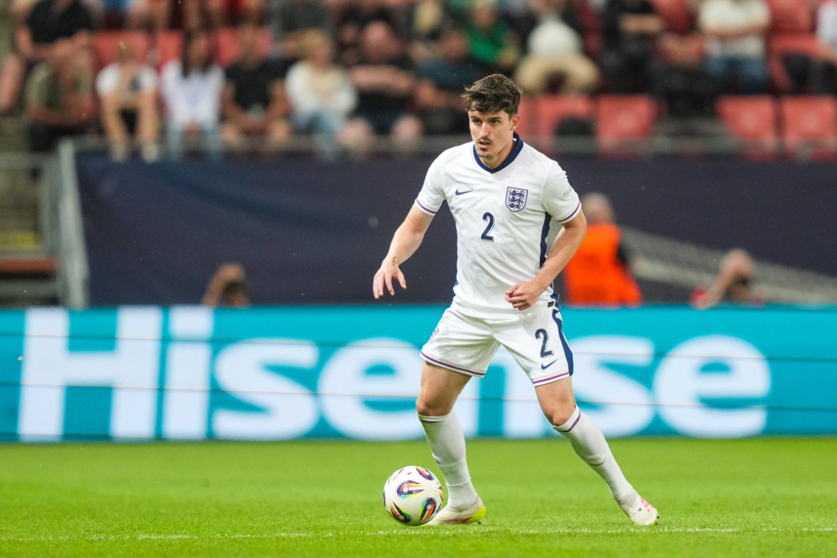 Are Manchester City slowly opening the door to sign their top target for the right-back position?